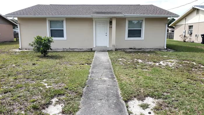 An ordinary North Florida front yard before landscaping